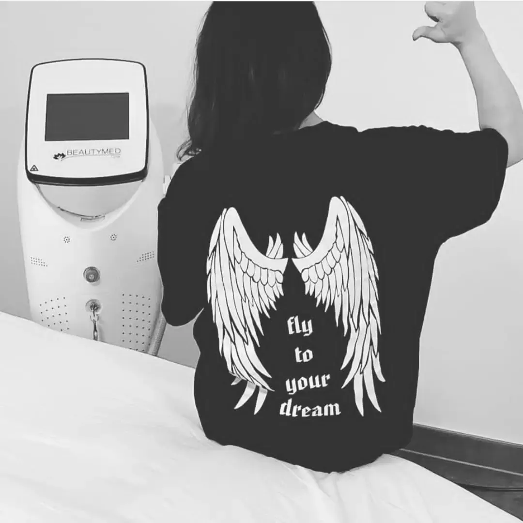 Özlem Boz im Behandlungsraum, neben dem Diodenlaser