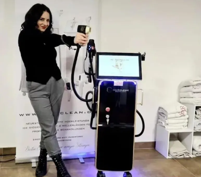 Özlem Boz mit dem Handstück des Diodenlasers